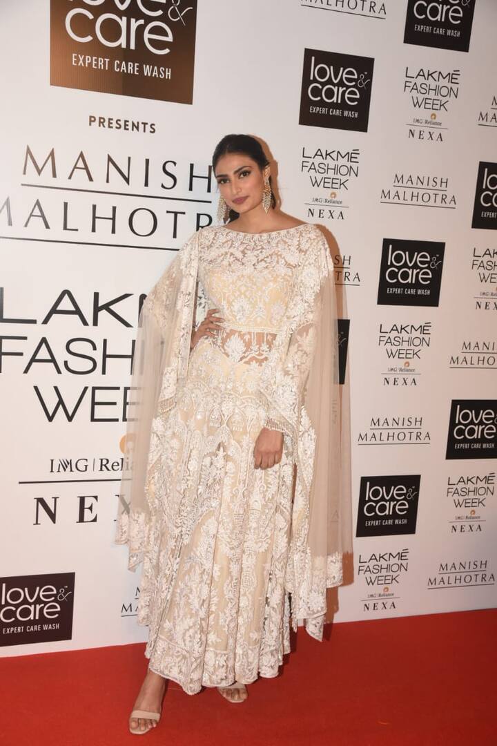 अथिया शेट्टी भी काफी समय बाद यहां फैशन शो के रेड कार्पेट पर नज़र आईं. (Photos: Manav Mangalani)