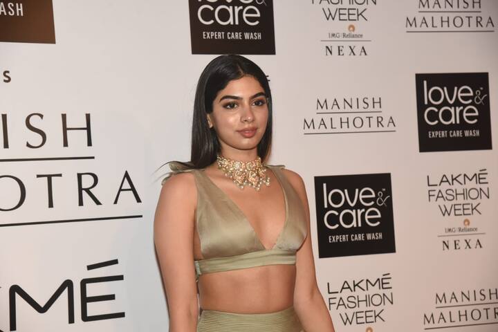 खुशी कपूर जब इस हॉट अवतार में इस फैशन शो को रेड कार्पेट पर पहुंचीं तो वहां मौजूद लोगों का उनका ये लुक काफी पसंद आया.