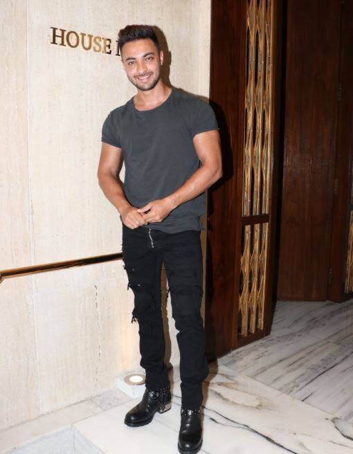 अर्पिता के पति औऱ बॉलीवुड एक्टर आयुष शर्मा भी इस पार्टी में पहुंचे. 