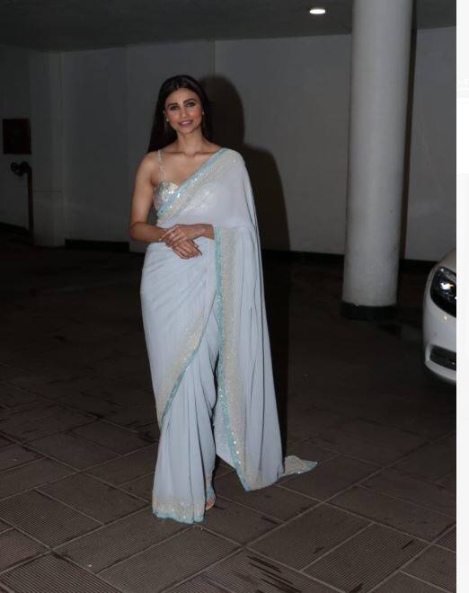 अभिनेत्री डेजी शाह भी इस फैशन शो में साड़ी में पहुंचीं.