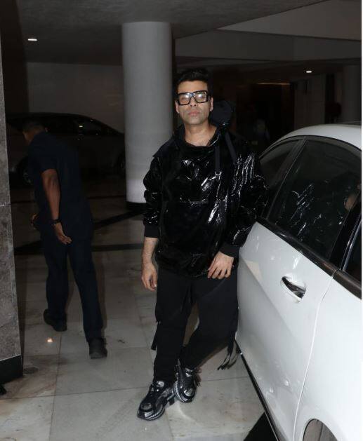  रैंप शो के बाद मनीष मल्होत्रा ने एक आफ्टर पार्टी थ्रो की जिसमें कई सेलेब्स नजर आए. करण जौहर अपने ऑल ब्लैक लुक में मनीष के घर पहुंचे. 