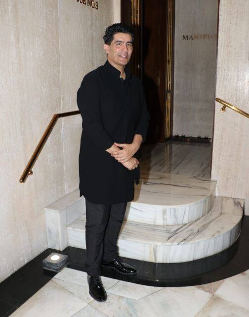 बीती रात मुंबई में लैक्मे फैशन वीक का आयोजन हुआ जिसमें फैशन डिजाइनर मनीष मल्होत्रा ने अपना MAAHRUMYSHA कलेक्शन पेश किया. इस फैशन शो में करिश्मा कपूर, पूजा हेगड़े, खुशी कपूर और सोफी चौधरी सहित बॉलीवुड की कई बड़ी अभिनेत्रियां पहुंचीं.