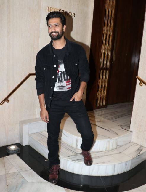 वहीं, उरी स्टार विक्की कौशल भी मेंटर करण जौहर को फॉलो करते दिखे और ऑल ब्लैक अंदाज में नजर आए. 