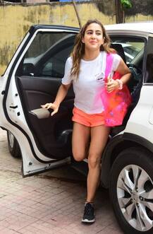 IN PICS: ट्रांसपेरेंट जैकेट में जिम पहुंची जाह्नवी कपूर, सारा अली खान भी खास अंदाज में आईं नजर