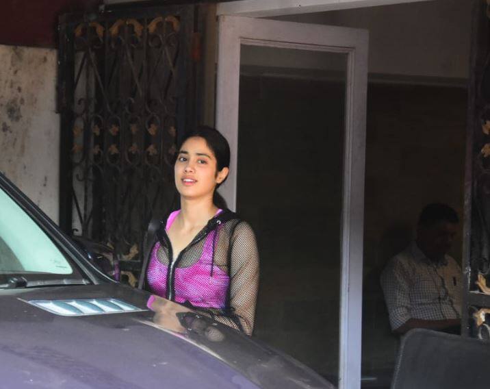 हाल ही में जाह्नवी कपूर और सारा अली खान को जिम के बाहर स्पॉट किया गया. इस दौरान की कुछ खास तस्वीरें हम आपके लेकर आए हैं. जिन्हें आप आगे की स्लाइड्स का रुख कर के देख सकते हैं. 