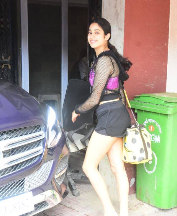 आपको बता दें कि जाह्नवी और सारा ने एक ही साल में बॉलीवुड में डेब्यू किया था. 