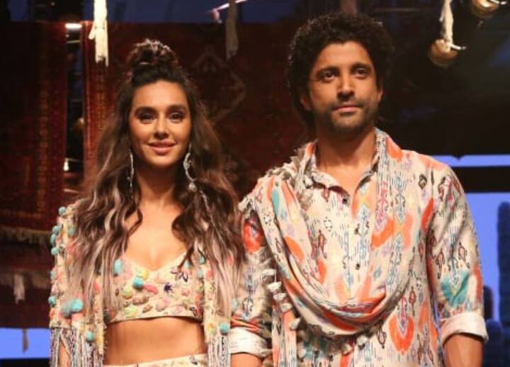 इन दोनों के रिश्ते की बात करें तो पिछले साल अक्टूबर में फरहान ने शिबानी दांडकेर के साथ अपनी डेटिंग की खबरों पर एक तस्वीर शेयर कर मुहर लगा दी थी.