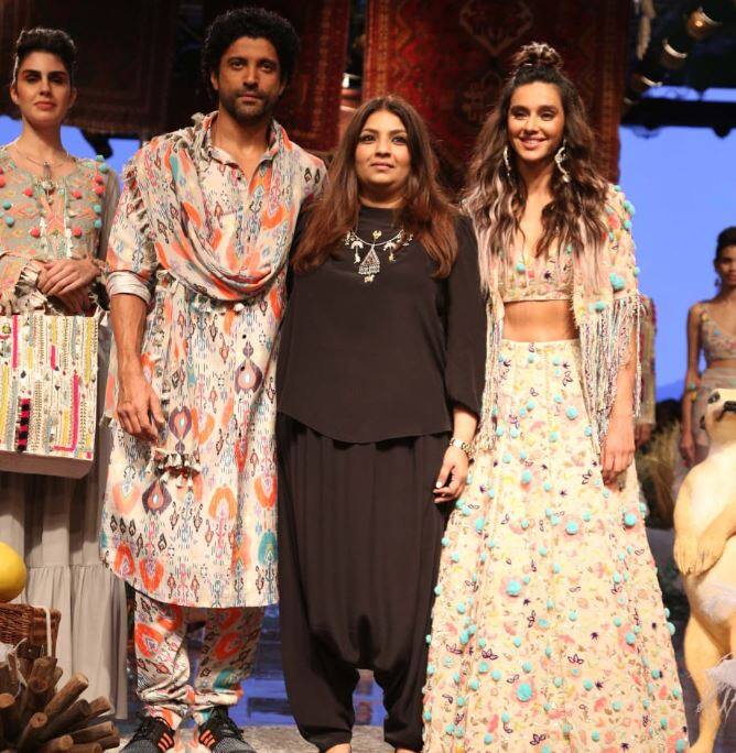  शिबानी और फरहान ने फैशन डिजाइनर पायल सिंघल के लिए रैंप पर वॉक किया. पायल ने फैशन वीक में अपने 20 साल पूरे किए.