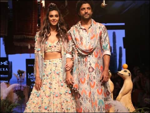 Lakme Fashion Week: गर्लफ्रेंड शिबानी दांडेकर के साथ रैंप पर उतरे फरहान अख्तर, देखें तस्वीरें Lakme Fashion Week: गर्लफ्रेंड शिबानी दांडेकर के साथ रैंप पर उतरे फरहान अख्तर, देखें तस्वीरें
