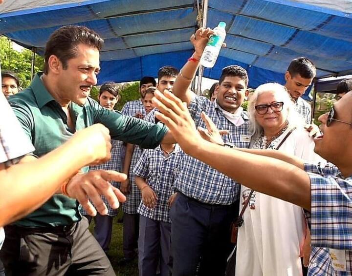 फिल्म के सेट पर विशेष बच्चों के साथ बिताए गए वक्त की कई तस्वीरें साझा की हैं.