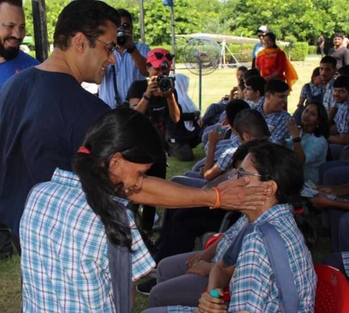 वहीं एक अन्य तस्वीर में सोनाक्षी और बीना बच्चों के समूह के साथ तस्वीर के लिए पोज देती नजर आ रही है.
