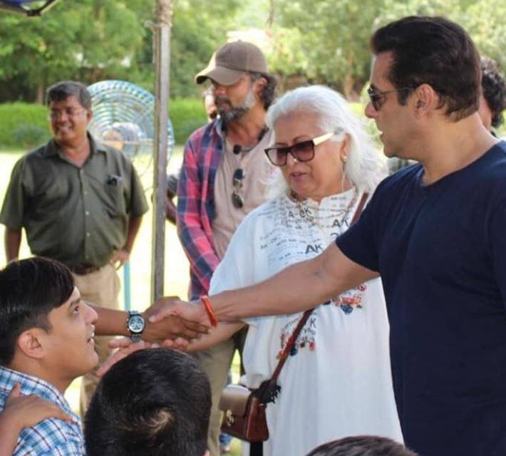 आप तस्वीरों में देख सकते हैं कि किस तरह सलमान खान बच्चों के साथ घुल मिल गए हैं और मस्ती करते नजर आ रहे हैं.