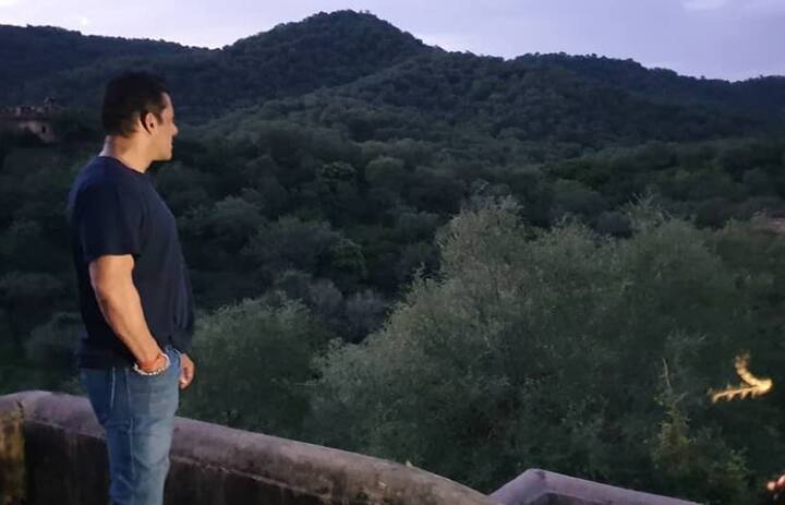 बॉलीवुड सुपरस्टार सलमान खान और अभिनेत्री सोनाक्षी सिन्हा द्वारा 'दबंग 3' की शूटिंग के सिलसिले में राजस्थान में हैं.