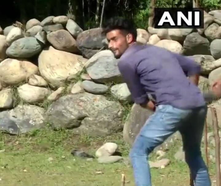  जम्‍मू-कश्‍मीर के दक्षिण में स्थिक त्राल सेक्‍टर की यह तस्वीर इसलिए भी खास है क्योंकि यह इलाका आतंवाद से सबसे ज्यादा त्रस्त रहती है. 