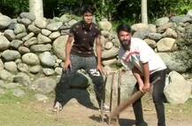 जम्मू-कश्मीर: बदलने लगी घाटी की फिज़ा, त्राल में लोगों ने क्रिकेट खेलकर बहलाया दिल