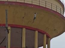 घरेलू झगड़ों से परेशान शख्स ने लगाई पानी की टंकी से छलांग, अब वायरल हो रहा है वीडियो