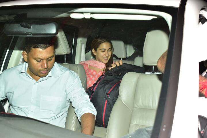 सारा अली खान गाड़ी में मुस्कुराते हुए नज़र आईं. इससे पहले सारा को रिसीव करने एक बार कार्तिक आर्यन भी एयरपोर्ट पहुंचे थे.