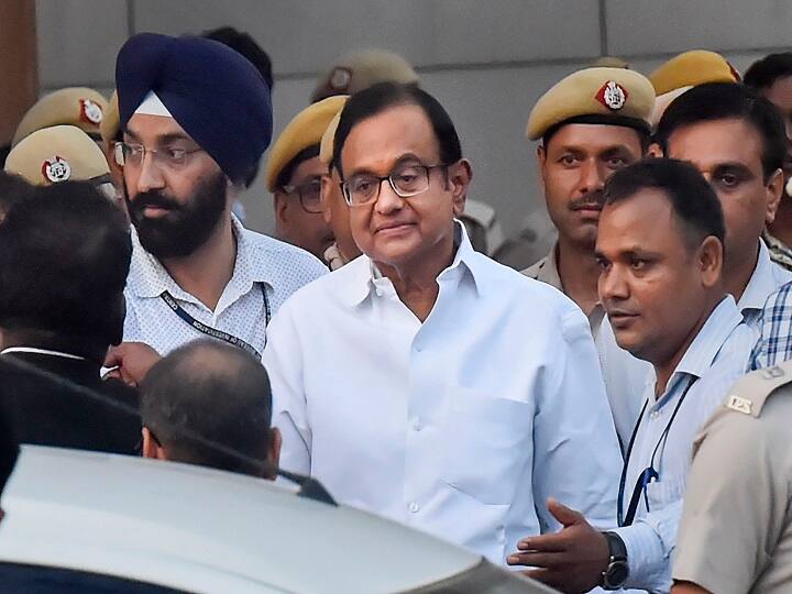 INX मीडिया केस: 26 अगस्त तक CBI रिमांड पर चिदंबरम, सुप्रीम कोर्ट में आज होगी अर्जी पर सुनवाई Chidambaram's plea to be heard by Supreme court today INX मीडिया केस: 26 अगस्त तक CBI रिमांड पर चिदंबरम, सुप्रीम कोर्ट में आज होगी अर्जी पर सुनवाई