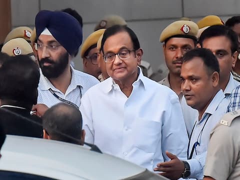 INX मीडिया केस: 26 अगस्त तक CBI रिमांड पर चिदंबरम, सुप्रीम कोर्ट में आज होगी अर्जी पर सुनवाई INX मीडिया केस: 26 अगस्त तक CBI रिमांड पर चिदंबरम, सुप्रीम कोर्ट में आज होगी अर्जी पर सुनवाई