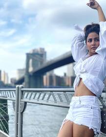 हिना खान ने व्हाइट आउटफिट में गुलजार किया इंटरनेट, देखें तस्वीरें