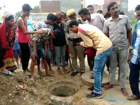 गाजियाबाद: सीवर में काम करने उतरे पांच मजदूरों की मौत, 10-10 लाख के मुआवजे का ऐलान गाजियाबाद: सीवर में काम करने उतरे पांच मजदूरों की मौत, 10-10 लाख के मुआवजे का ऐलान