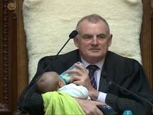 अद्भुत: न्‍यूजीलैंड के स्‍पीकर ने संसद में बच्चे को पिलाया दूध, फोटो वायरल