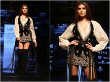 Lakme Fashion Week: ऋतु कुमार के लिए रैंप पर बोहो लुक में उतरीं तारा सुतारिया, देखें तस्वीरें