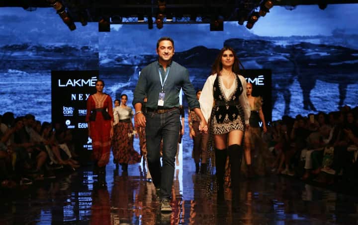 ऋतु कुमार के साथ तारा रैंप पर कुछ इस अंदाज में नज़र आईं.