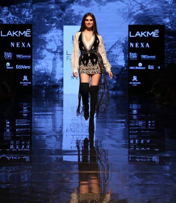ड्रेस में लॉन्ग टैसल्स की लेयरिंग थी और इसके साथ तारा ने घुटने तक के लंबे बूट्स पहने थे.