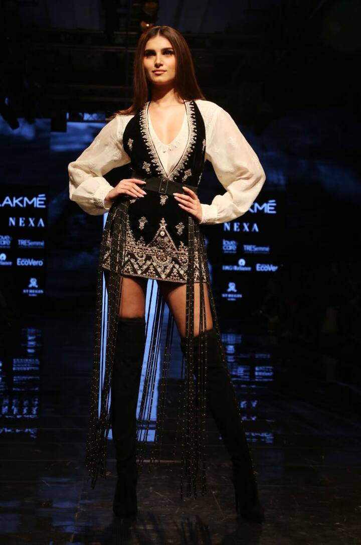 तारा सफेद रंग की फूल-स्लीव्स ब्लाउज के साथ स्लिप ड्रेस में थीं.