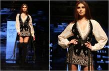 Lakme Fashion Week: ऋतु कुमार के लिए रैंप पर बोहो लुक में उतरीं तारा सुतारिया, देखें तस्वीरें