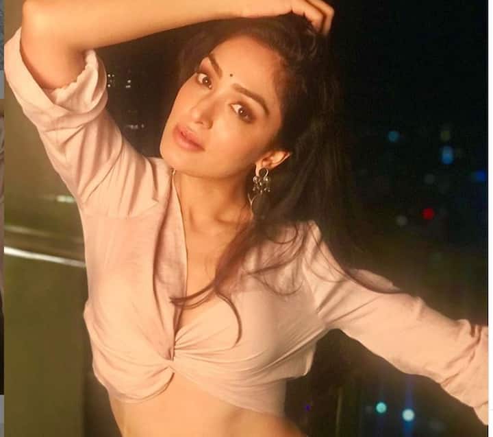 हालांकि फिल्म से पहले खुशाली कुछ एक सॉन्ग वीडियोज में नजर आ चुकी हैं. बीते दिनों आया उनका गाना, 'मैनूं इश्के दा लगया रोग' यू ट्यूब पर खासा पसंद किया गया था.