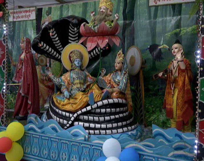 श्री कृष्ण जन्माष्टमी के पर्व पर कानपुर में सजाई गई झांकियों मे अनुच्छेद 370 का असर देखने को मिला रहा है. सैकड़ों वर्ष पुराने श्री सनातनधर्म मंदिर में भव्य झांकियों को सजाया गया है. जिसमें अनुच्छेद 370 पर सजाई गई झांकी ने सभी का ध्यान आकर्षित किया है.