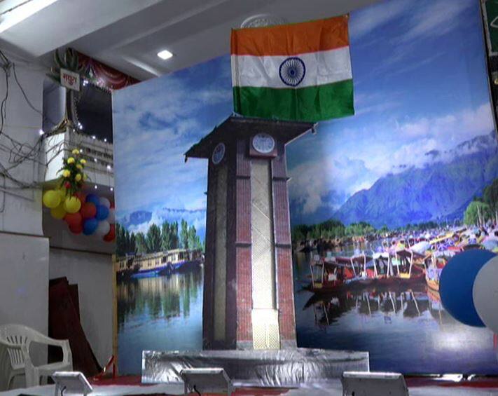 सनातनधर्म मंदिर की झांकियां अजादी के पहले से अकार्षण का केंद्र रही है. अजादी से पहले भी इस मंदिर में गुलामी में जकड़ी भारत माता की प्रतिमा को दिखाया जा चुका है.