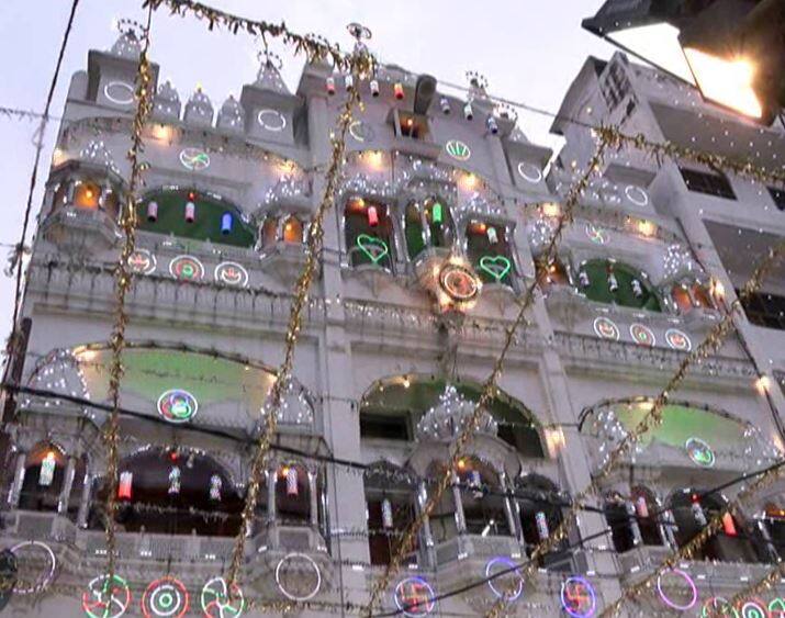 इस बार श्री कृष्ण जन्माष्टमी के पावन पर्व पर मंदिर प्रबंधन की तरफ से अनुच्छेद 370 पर झांकी सजाने पर विचार किया गया था. झांकी में जम्मू कश्मीर के लाल चौक पर राष्ट्रिय ध्वज को फहराते हुए दिखाया गया है.