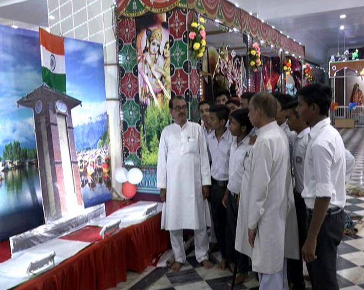 जम्मू से कश्मीर से कन्याकुमारी तक भारत के विशालकाय नक्शे की झांकी बनाई गई है. जिसमें बताया गया है कि अनुच्छेद 370 के विशेष प्रावधान हटने के बाद अब भारत का नक्शा पूरा हुआ है.