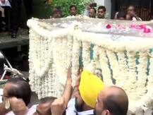 BJP मुख्यालय लाया जा रहा है पूर्व वित्त मंत्री अरुण जेटली का पार्थिव शरीर, देखें तस्वीरें