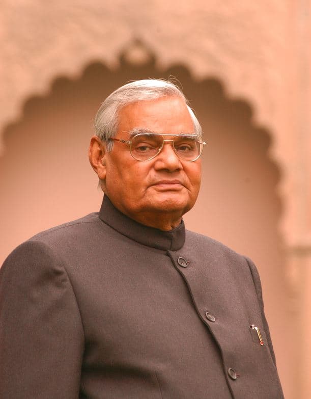 अटल बिहारी वाजपेयी पहली बार 1996 में प्रधानमंत्री बने थे लेकिन मात्र 13 दिनों में उनकी सरकार गिर गई थी. 1998 में वाजपेयी दोबारा प्रधानमंत्री बने, वह कार्यकाल पूरा नहीं कर सके. 1999 में प्रधानमंत्री बनने के बाद उन्होंने पांच साल का कार्यकाल पूरा किया. उन्हें 2014 में देश के सर्वोच्च सम्मान भारत रत्न से सम्मानित किया गया.