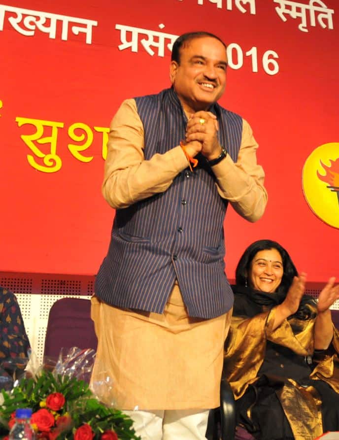 अनंत कुमार अटल बिहारी वाजपेयी की सरकार में भी मंत्री रहे थे. उन्हें सिविल एविशन विभाग की जिम्मेदारी मिली थी. बाद में वे टूरिज्म, स्पोर्ट्स, कल्चर, शहरी विकास मंत्री भी बने.