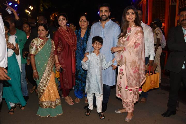 जन्माष्टमी त्योहार के मौके पर शिल्पा शेट्टी के साथ मंदिर आने वालों में उनके पति राज कु्ंद्रा, बेटे वियान कुंद्रा और बहन शमिता शेट्टी भी थीं. इनके अलावा शिल्पा की मां भी उनके साथ नज़र आईं. (तस्वीर: मानव मंगलानी)