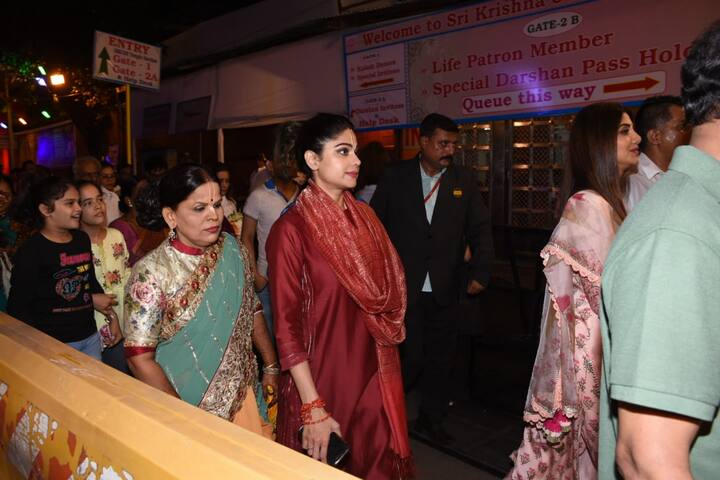 इस दौरान शमिता शेट्टी ने लाल रंग का शलवार सूट पहना हुआ था और साथ ही माथे पर बड़ा सा टीका भी लगाया हुआ था. (तस्वीर: मानव मंगलानी)