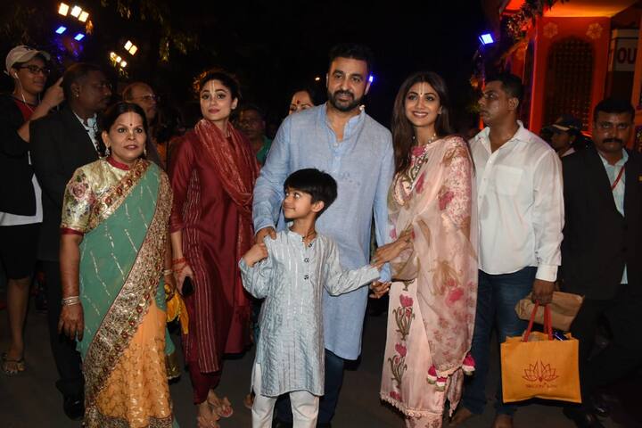 मंदिर के बाहर पूरे परिवार ने वहां मौजूद पैपराज़ी के लिए पोज़ भी दिया. (तस्वीर: मानव मंगलानी)