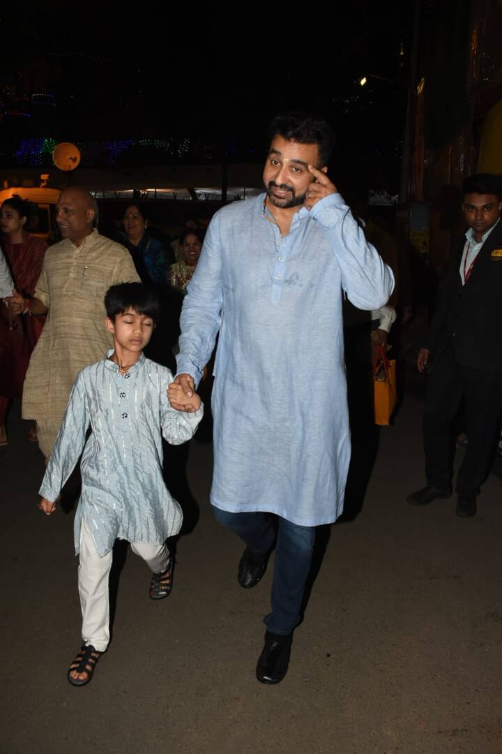 इस दौरान वियान अपने पिता राज कुंद्रा का हाथ थामें नज़र आए. (तस्वीर: मानव मंगलानी)