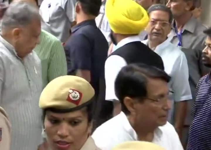 बता दें कि अरुण जेटली का कद अटल बिहारी वाजपेयी सरकार में भी काफी बड़ा था. वह वाजपेयी कैबिनेट में कानून मंत्री थे. उस दौरान भी उन्होंने अपनी काबिलियत का लोहा मनवाया.