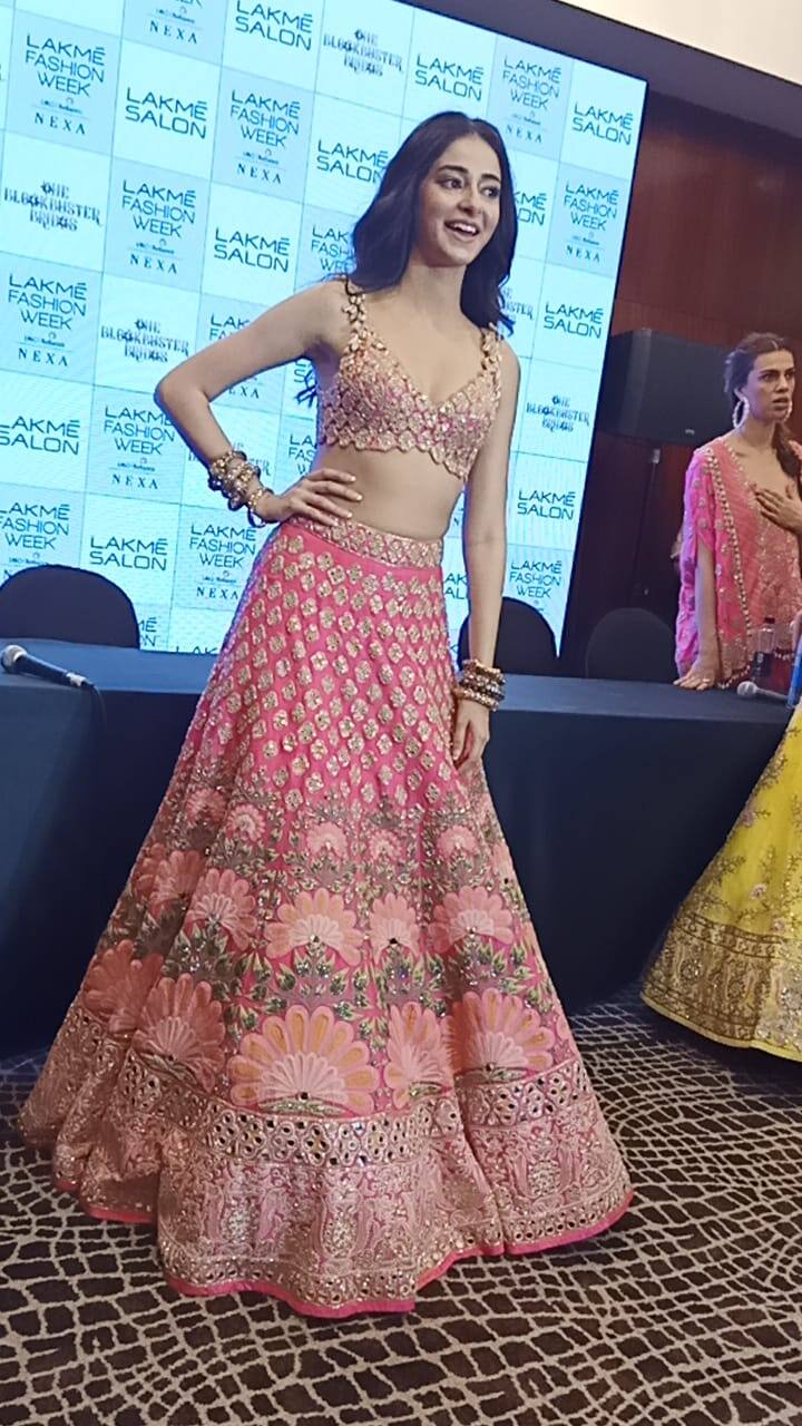 आपको बता दें कि अनन्या पांडे ने डिजाइनर अर्पिता मेहता और अनुश्री रेड्डी के लिए रैम्प वॉक किया. (तस्वीर: जोइता मित्रा सुवर्णा)