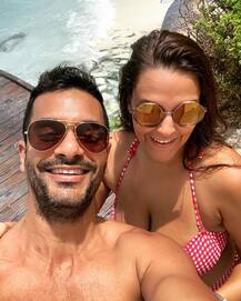 मालदीव में पति अंगद बेदी के साथ बिकीनी में मस्ती करती दिखीं नेहा धूपिया, शेयर की है ये खास तस्वीरें