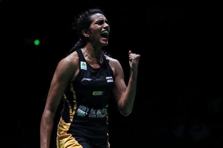 राष्ट्रपति राम नाथ कोविंद ने ट्वीट करते हुए लिखा, BWF वर्ल्ड चैम्पियनशिप जीतने के लिए पीवी सिंधु को बधाई. यह पूरे देश के लिए गर्व का क्षण है. बैडमिंटन कोर्ट पर आपका जादू, कड़ी मेहनत और दृढ़ता लाखों लोगों को रोमांचित करती है और प्रेरित करती है. आपकी सभी भविष्य की लड़ाइयों के लिए विश्व चैंपियन को शुभकामनाएं.