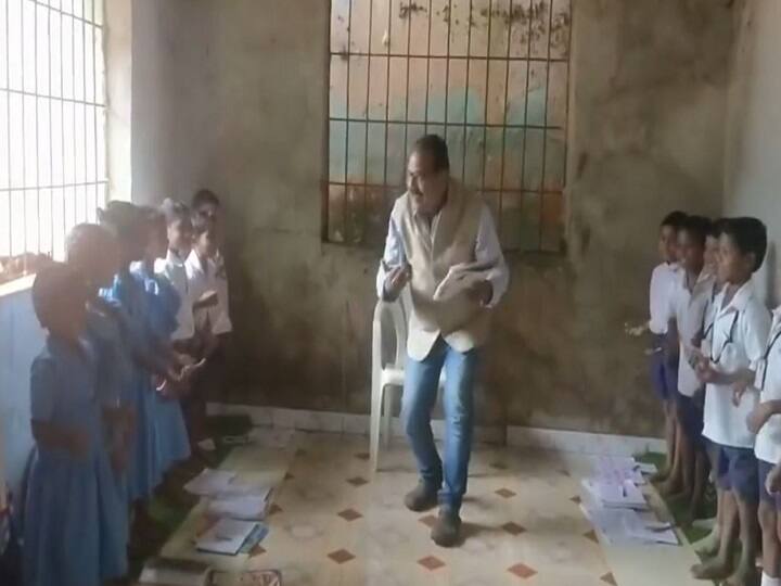 dancing sir of odisha gets viral on social media ओडिशा: 'डांसिंग सर' का वीडियो सोशल मीडिया पर वायरल, अनोखे टीचिंग स्टाइल ने सभी को बनाया दीवाना