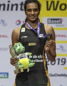 Pics: बैडमिंटन वर्ल्ड चैंपियनशिप जीतने पर राष्ट्रपति, पीएम समेत कई लोगों ने दी पीवी सिंधू को बधाई, देखें जीत की खुशी