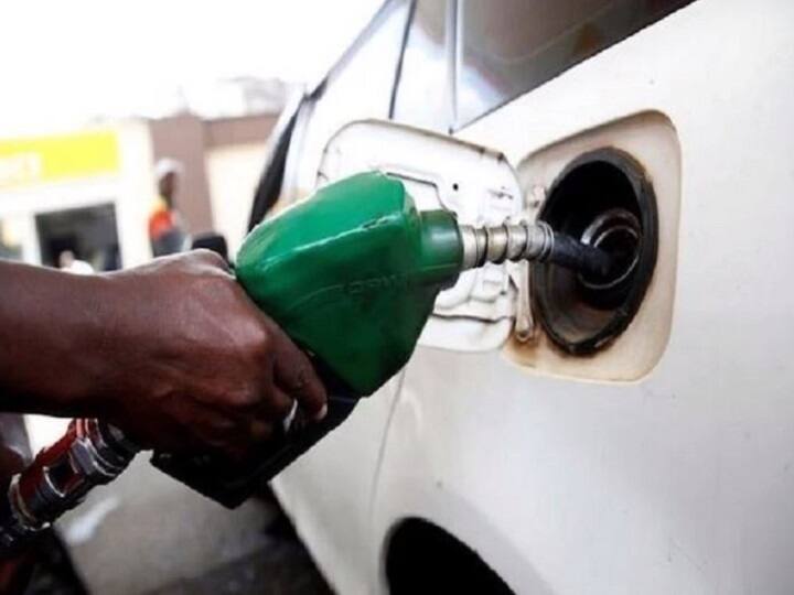 petrol increased by Rs 72 a liter in Delhi diesel prices also increased दिल्ली में फिर 72 रुपये लीटर हुआ पेट्रोल, लगातार तीसरे दिन बढ़ी कीमत